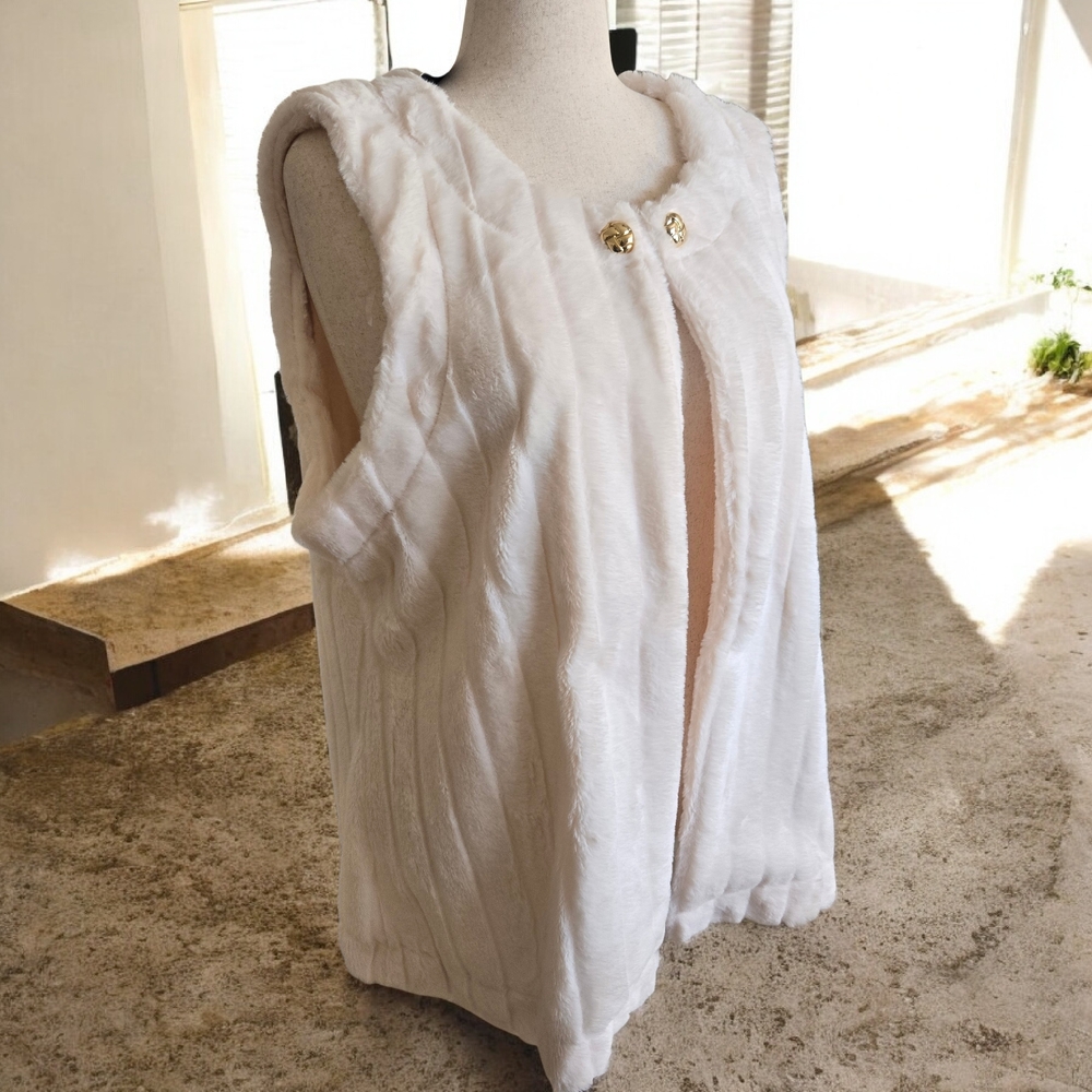 Adrienne Vittadini Women's Cream Faux Fur Vest Gold Button Size 2XL New W/ Tags - Picture 4 of 11